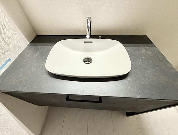 ■細かい部分まで洗いやすく便利なハンドシャワー付き