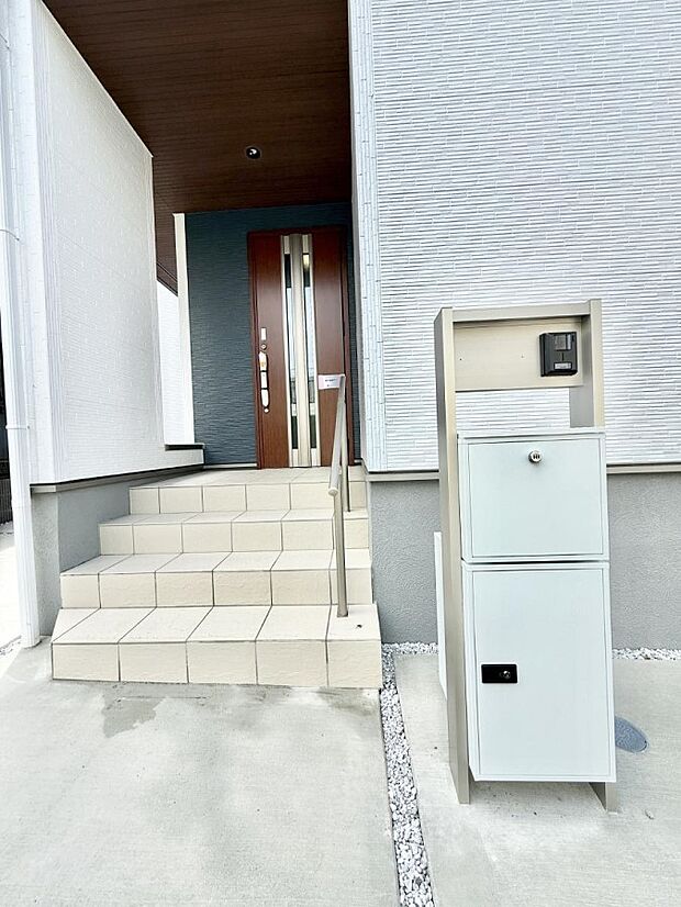 ■ シンプルで美しく、住まいの第一印象を彩る玄関です