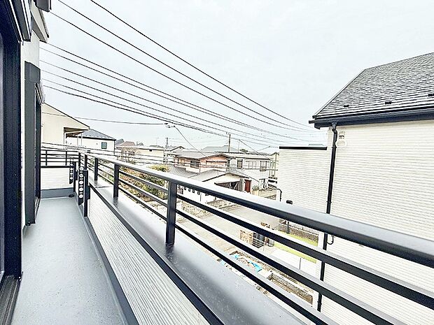 ■ 自然を身近に感じる、開放的なバルコニー