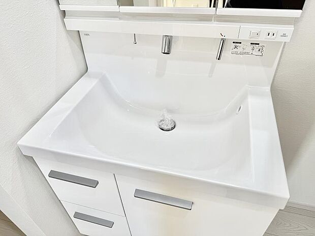 ■細かい部分まで洗いやすく便利なハンドシャワー付き