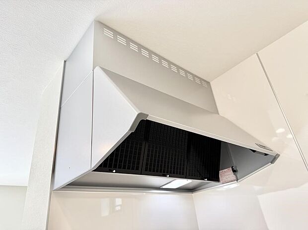 ■フードに覆われている為、匂いが換気扇に誘導され、効率的に排煙ができます