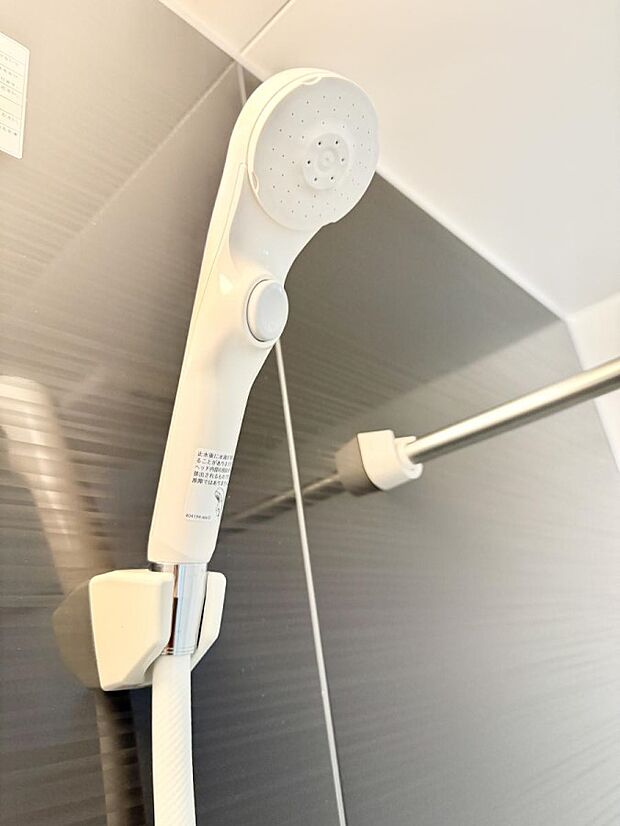 ■わざわざシャワー水栓のレバーまで手を伸ばす必要がなく、簡単に止水できる