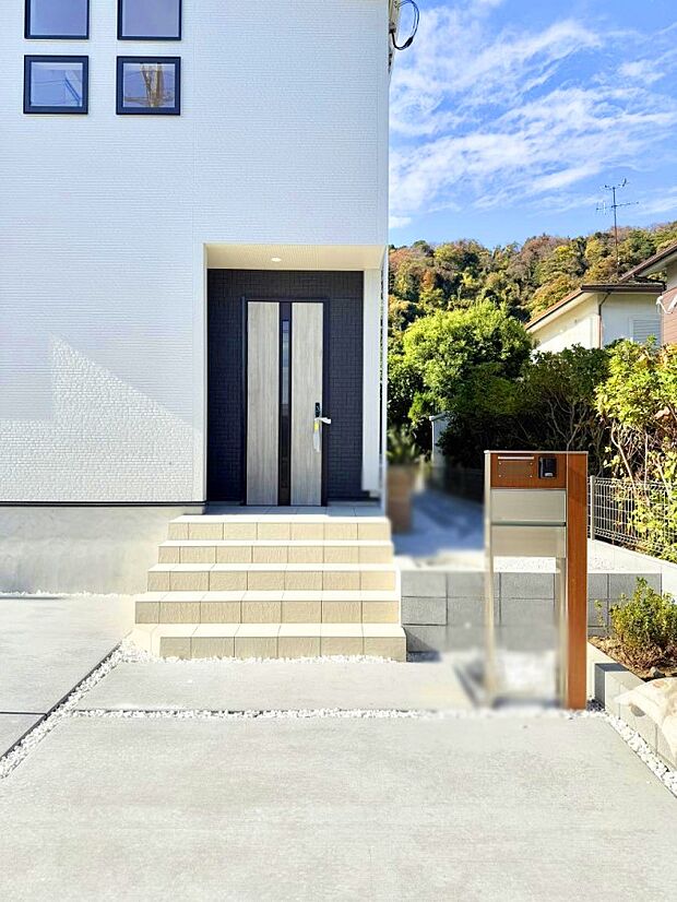 ■ シンプルで美しく、住まいの第一印象を彩る玄関です