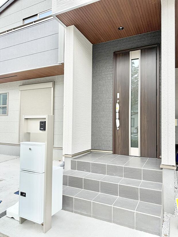 ■ シンプルで美しく、住まいの第一印象を彩る玄関です