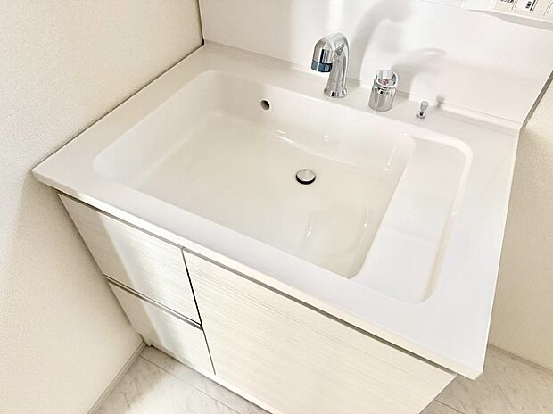 ■細かい部分まで洗いやすく便利なハンドシャワー付き