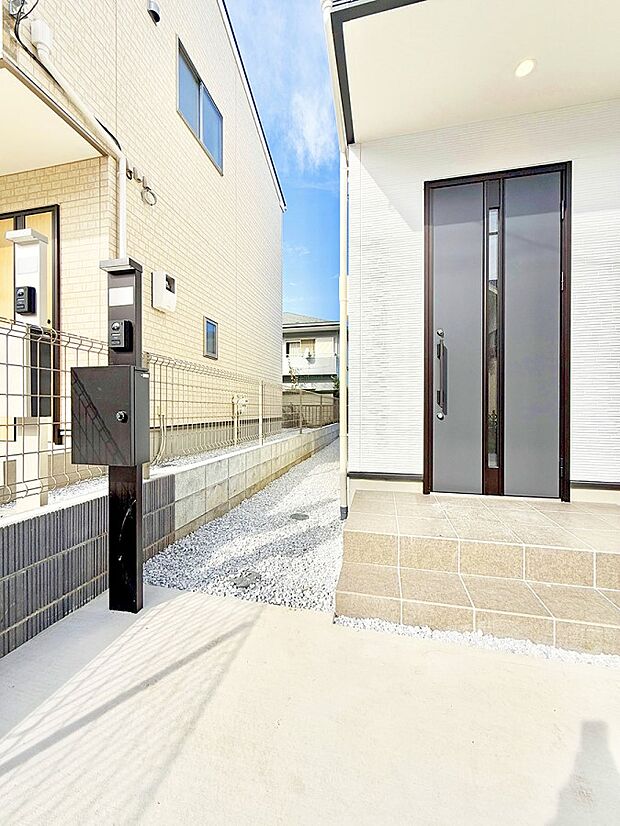 ■ シンプルで美しく、住まいの第一印象を彩る玄関です