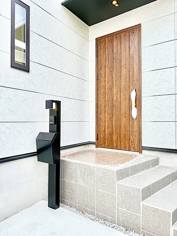 ■ シンプルで美しく、住まいの第一印象を彩る玄関です