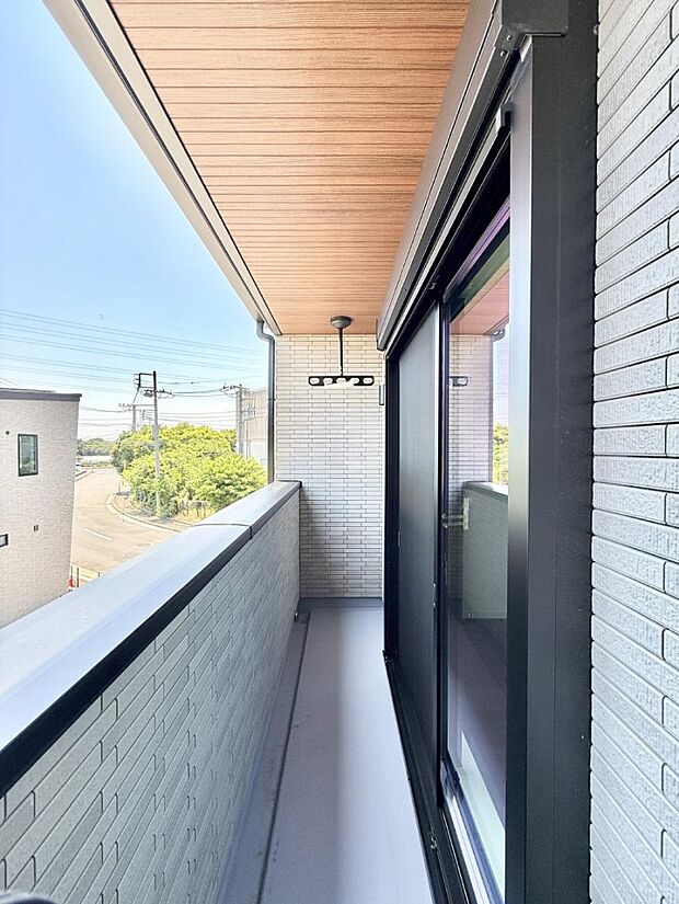 ■ 心地よい風と光を感じる、くつろぎのバルコニー