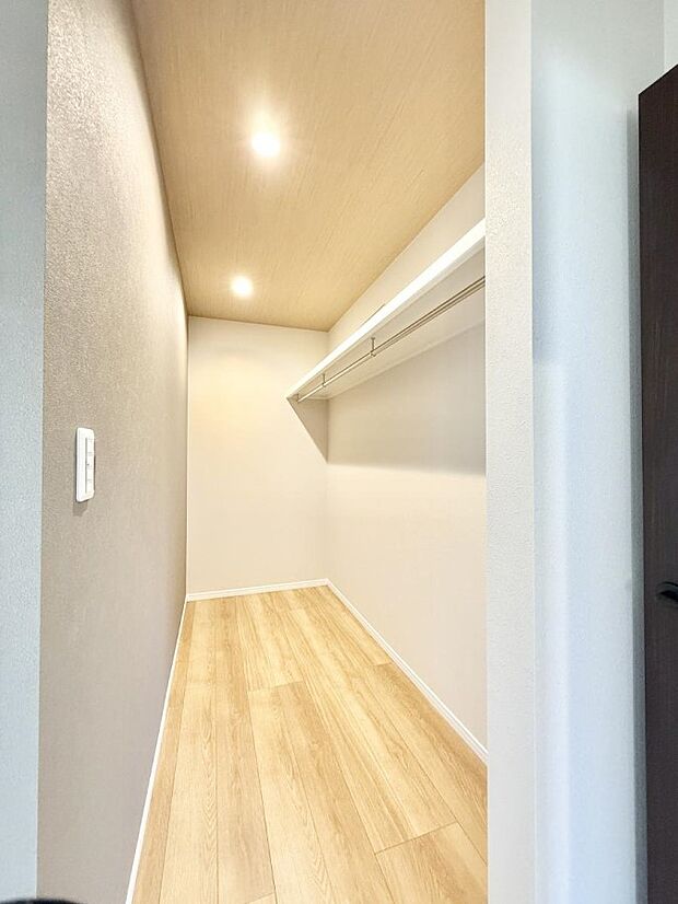■季節の洋服も、思い出の小物もすっきり収納できるウォークインクローゼット付