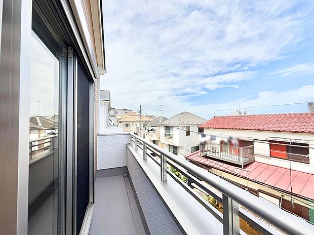 ■ 自然を身近に感じる、開放的なバルコニー