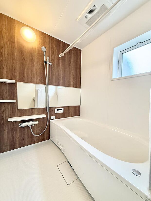 ■落ち着いた色合いの壁面、ゆっくり寛げるバスルーム