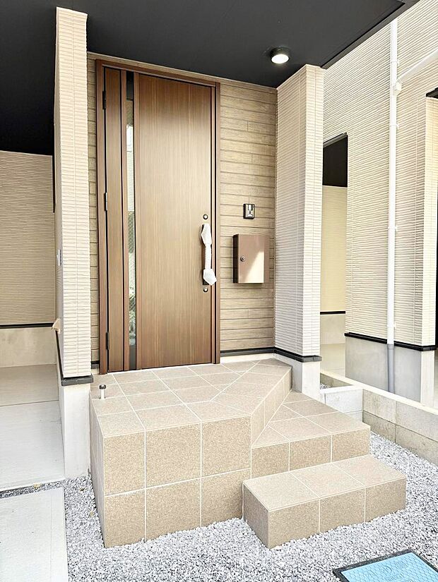 ■ シンプルで美しく、住まいの第一印象を彩る玄関です