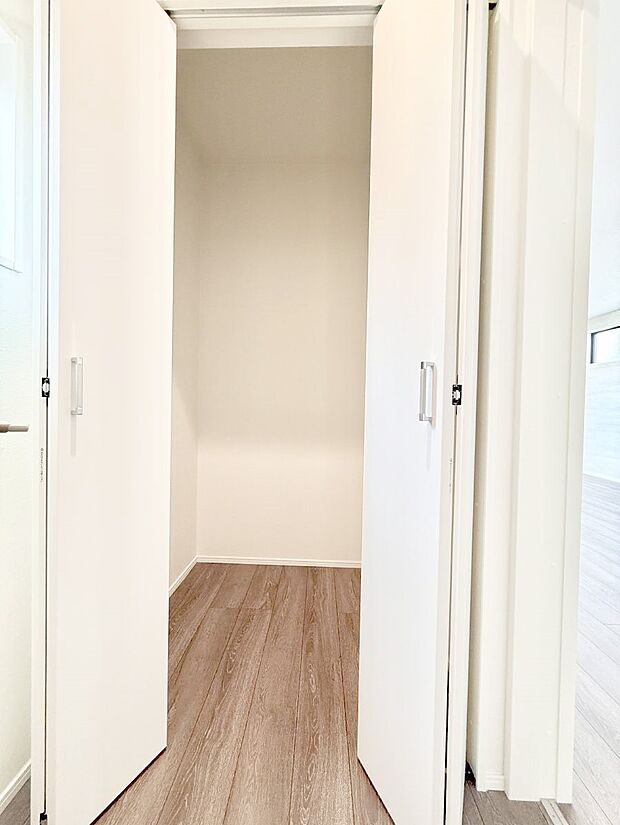 ■季節の洋服も、思い出の小物もすっきり収納できるウォークインクローゼット付