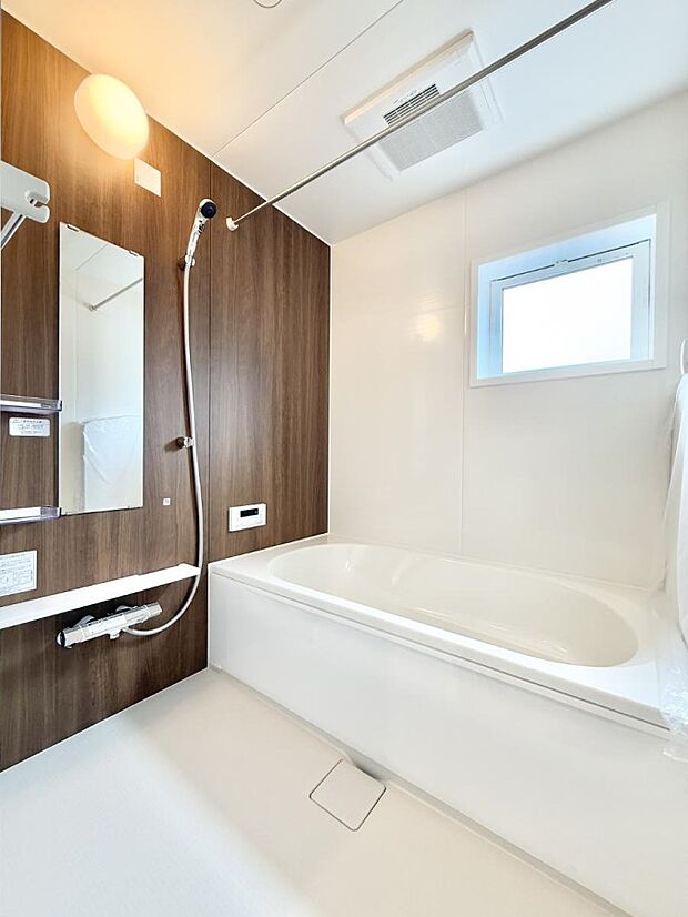 ■落ち着いた色合いの壁面、ゆっくり寛げるバスルーム