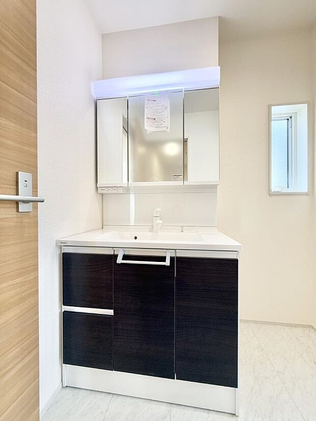 ■明るい洗面所は毎朝の歯磨きも楽しくできちゃいそうです♪
