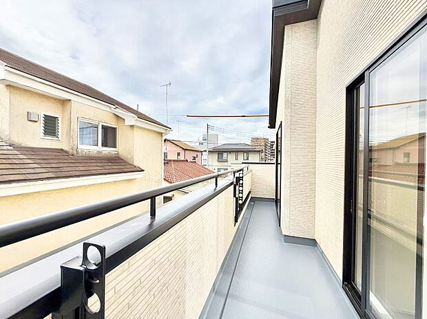 ■ 心地よい風と光を感じる、くつろぎのバルコニー