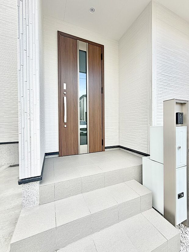 ■ シンプルで美しく、住まいの第一印象を彩る玄関です