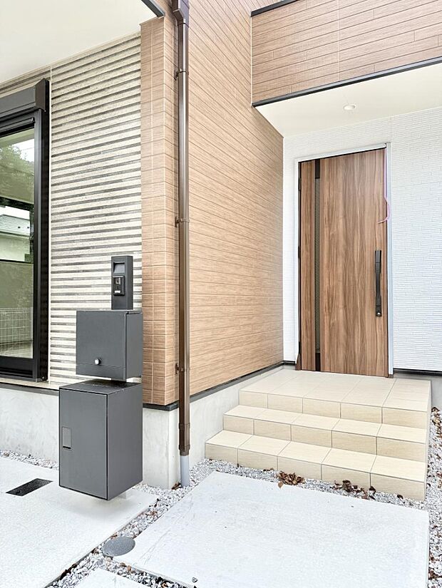 ■ シンプルで美しく、住まいの第一印象を彩る玄関です