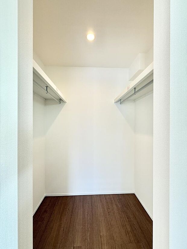 ■季節の洋服も、思い出の小物もすっきり収納できるウォークインクローゼット付  