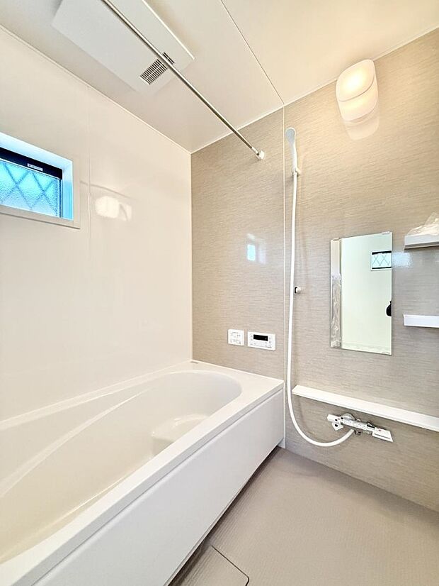 ■落ち着いた色合いの壁面、ゆっくり寛げるバスルーム