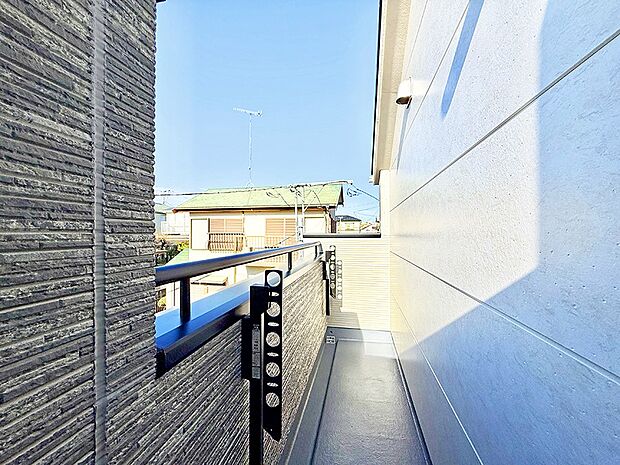 ■ 心地よい風と光を感じる、くつろぎのバルコニー