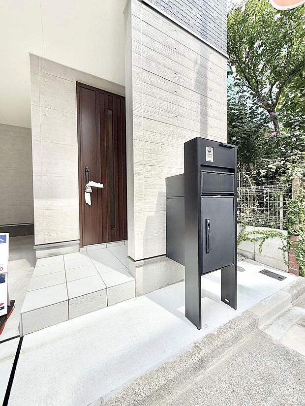 ■ シンプルで美しく、住まいの第一印象を彩る玄関です