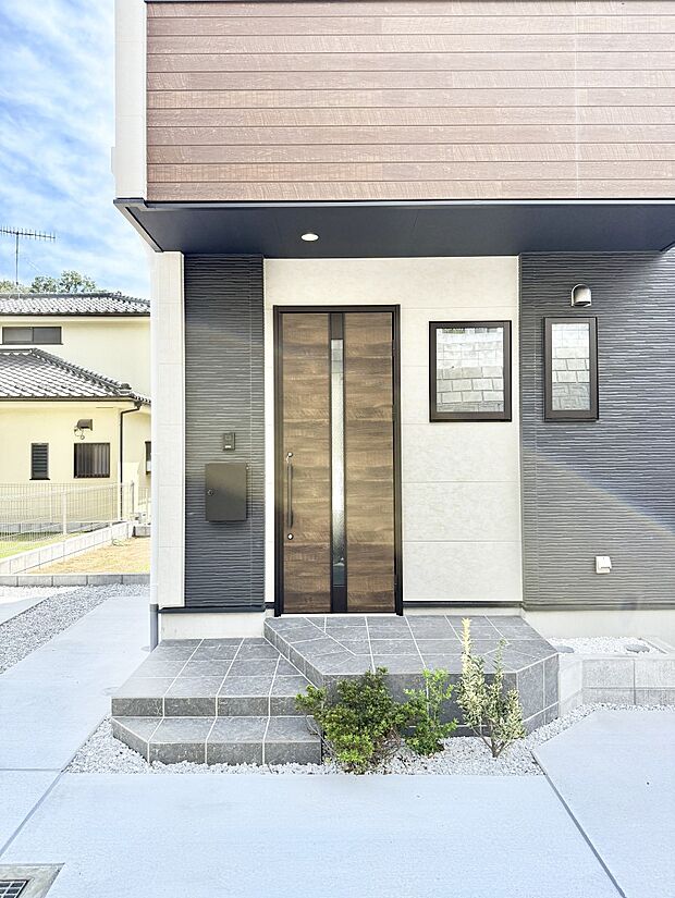 ■ シンプルで美しく、住まいの第一印象を彩る玄関です
