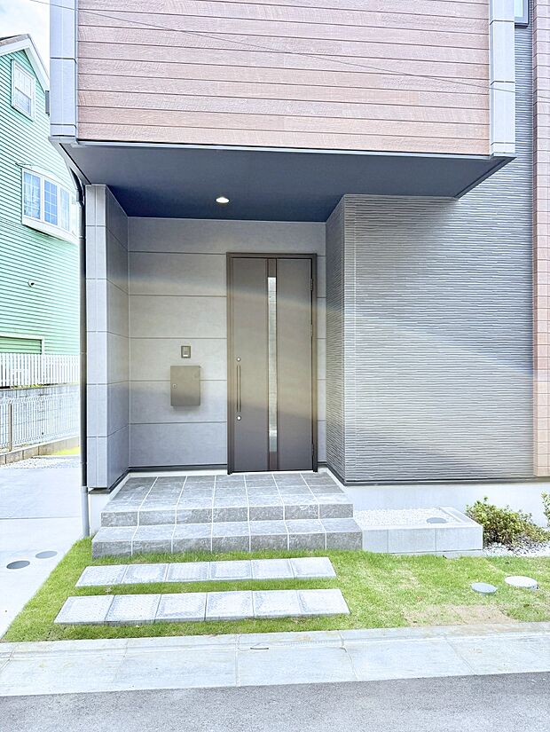 ■ シンプルで美しく、住まいの第一印象を彩る玄関です