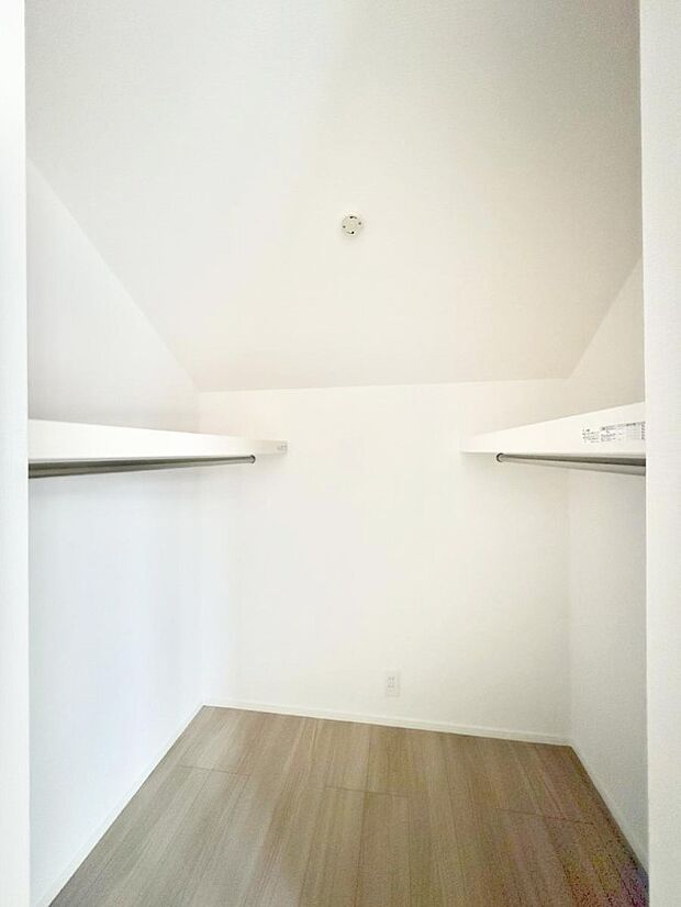 ■季節の洋服も、思い出の小物もすっきり収納できるウォークインクローゼット付  