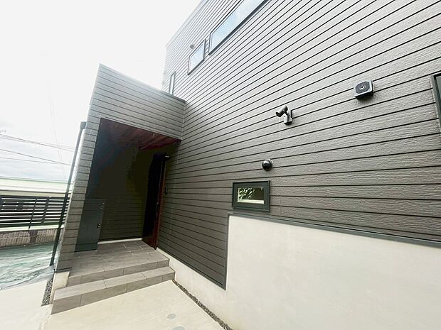 ■ シンプルで美しく、住まいの第一印象を彩る玄関です