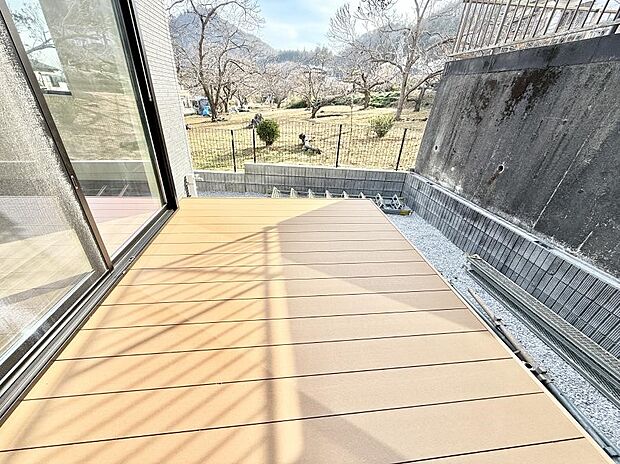 ■天気の良い日はウッドデッキでのんびり日向ぼっこ  