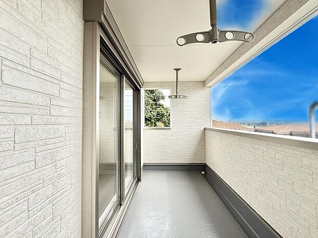 ■ 心地よい風と光を感じる、くつろぎのバルコニー