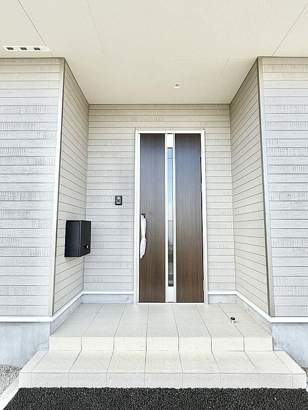 ■ シンプルで美しく、住まいの第一印象を彩る玄関です