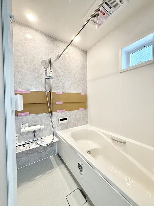 ■落ち着いた色合いの壁面、ゆっくり寛げるバスルーム