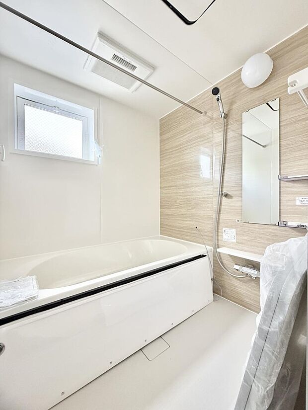 ■落ち着いた色合いの壁面、ゆっくり寛げるバスルーム