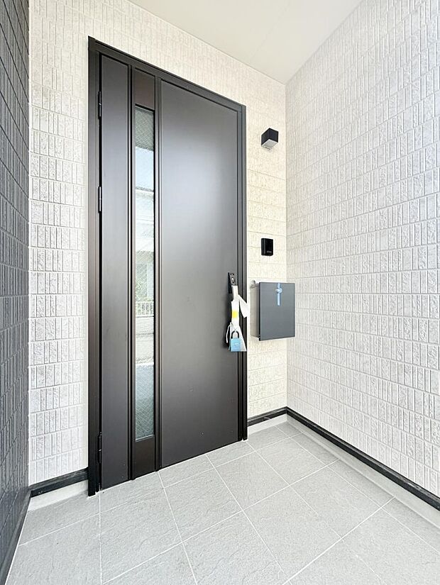 ■ シンプルで美しく、住まいの第一印象を彩る玄関です