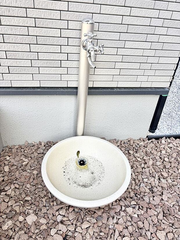 ■ガーデニングや洗車などの際に大活躍な屋外立水栓