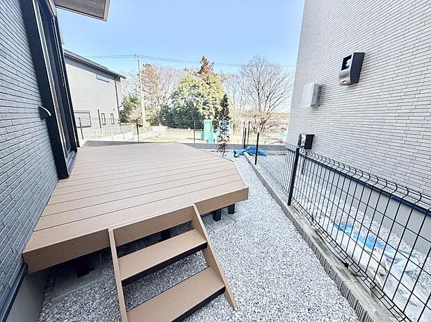 5号棟  ■天気の良い日はウッドデッキでのんびり日向ぼっこ  