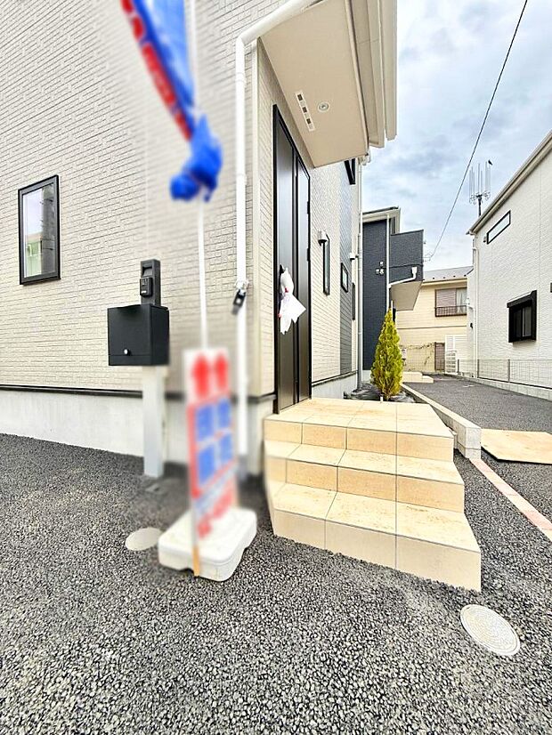 ■ シンプルで美しく、住まいの第一印象を彩る玄関です