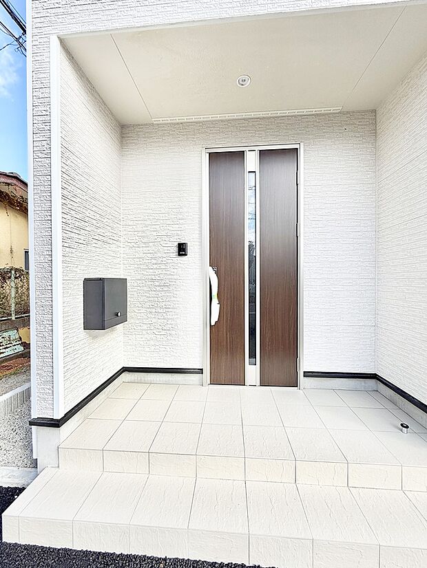 ■ シンプルで美しく、住まいの第一印象を彩る玄関です