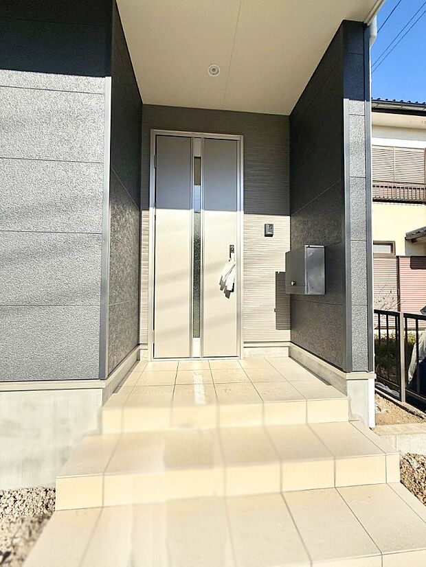 ■ シンプルで美しく、住まいの第一印象を彩る玄関です