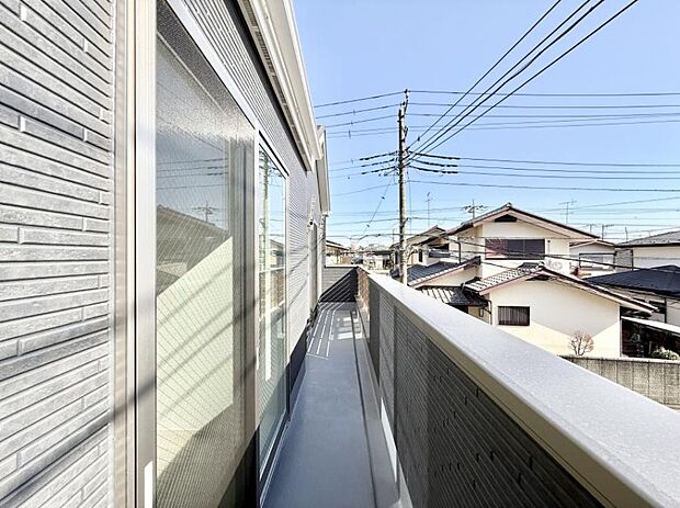 ■ 心地よい風と光を感じる、くつろぎのバルコニー