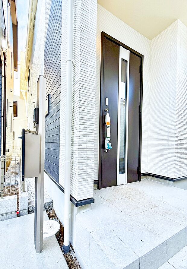 ■ シンプルで美しく、住まいの第一印象を彩る玄関です