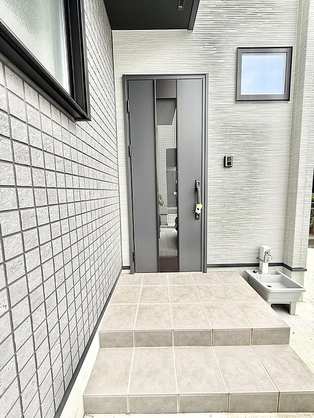 ■ シンプルで美しく、住まいの第一印象を彩る玄関です