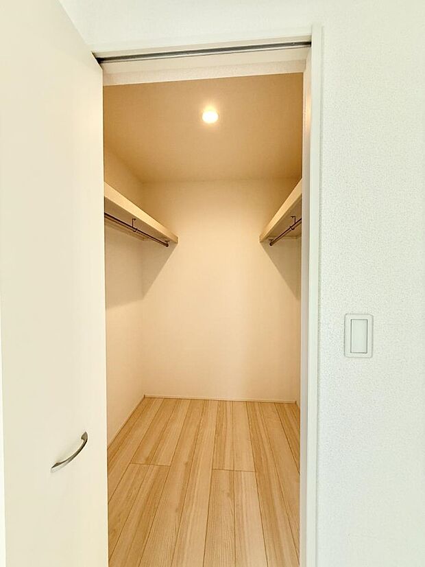 ■季節の洋服も、思い出の小物もすっきり収納できるウォークインクローゼット付