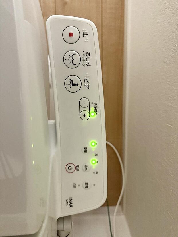 ■温水洗浄で快適、清潔感が保たれるシャワートイレ