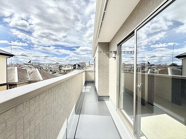 ■ 自然を身近に感じる、開放的なバルコニー