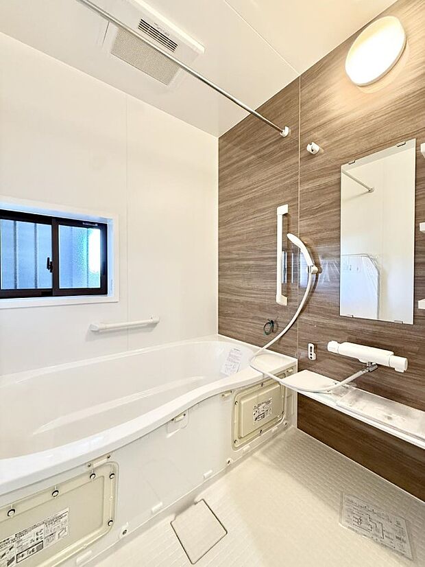 ■落ち着いた色合いの壁面、ゆっくり寛げるバスルーム