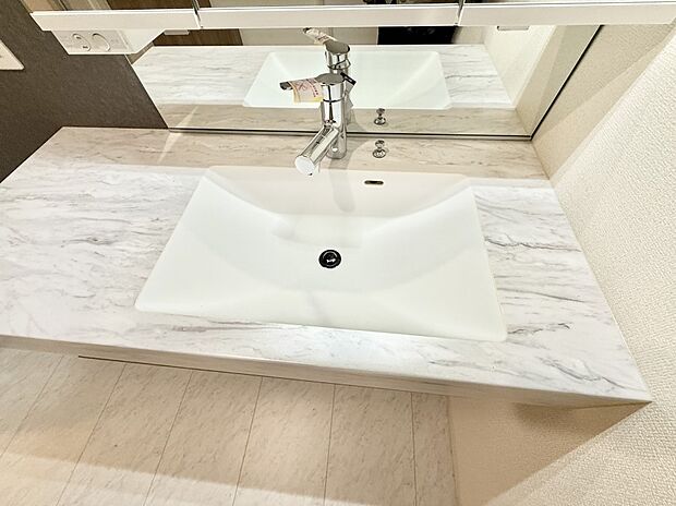 ■細かい部分まで洗いやすく便利なハンドシャワー付き