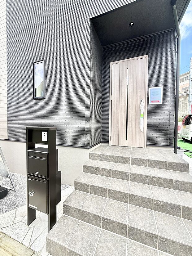 ■ シンプルで美しく、住まいの第一印象を彩る玄関です